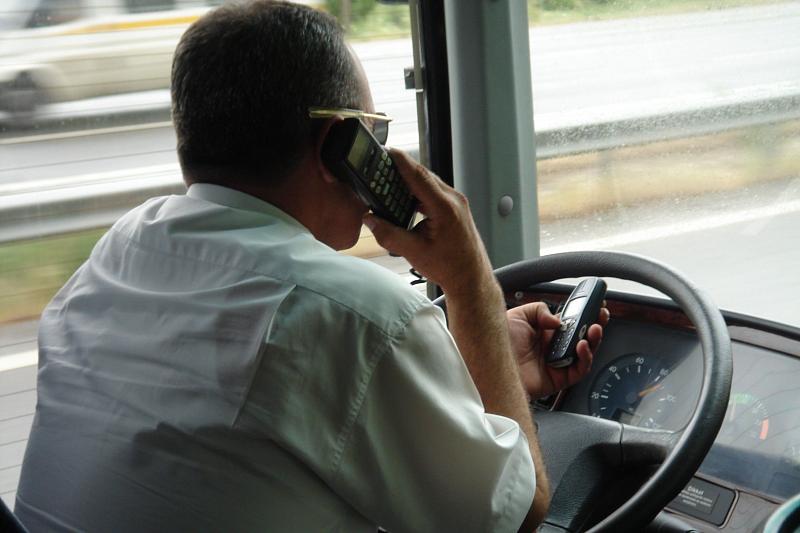 В Сочи пассажиров призвали жаловаться на водителей автобусов, пользующихся телефонами за рулем