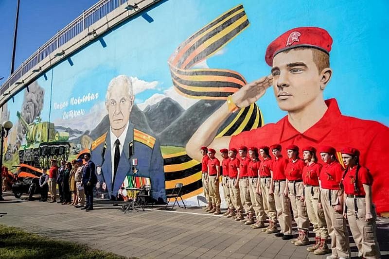 Граффити ко Дню Победы украсило 30-метровую стену в Сочи