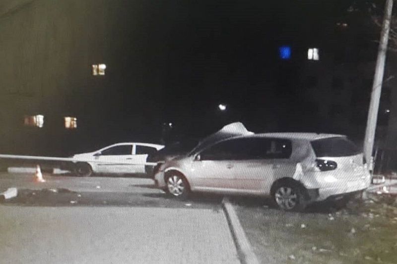 Водитель на иномарке врезался в припаркованный автомобиль. Пострадали два человека