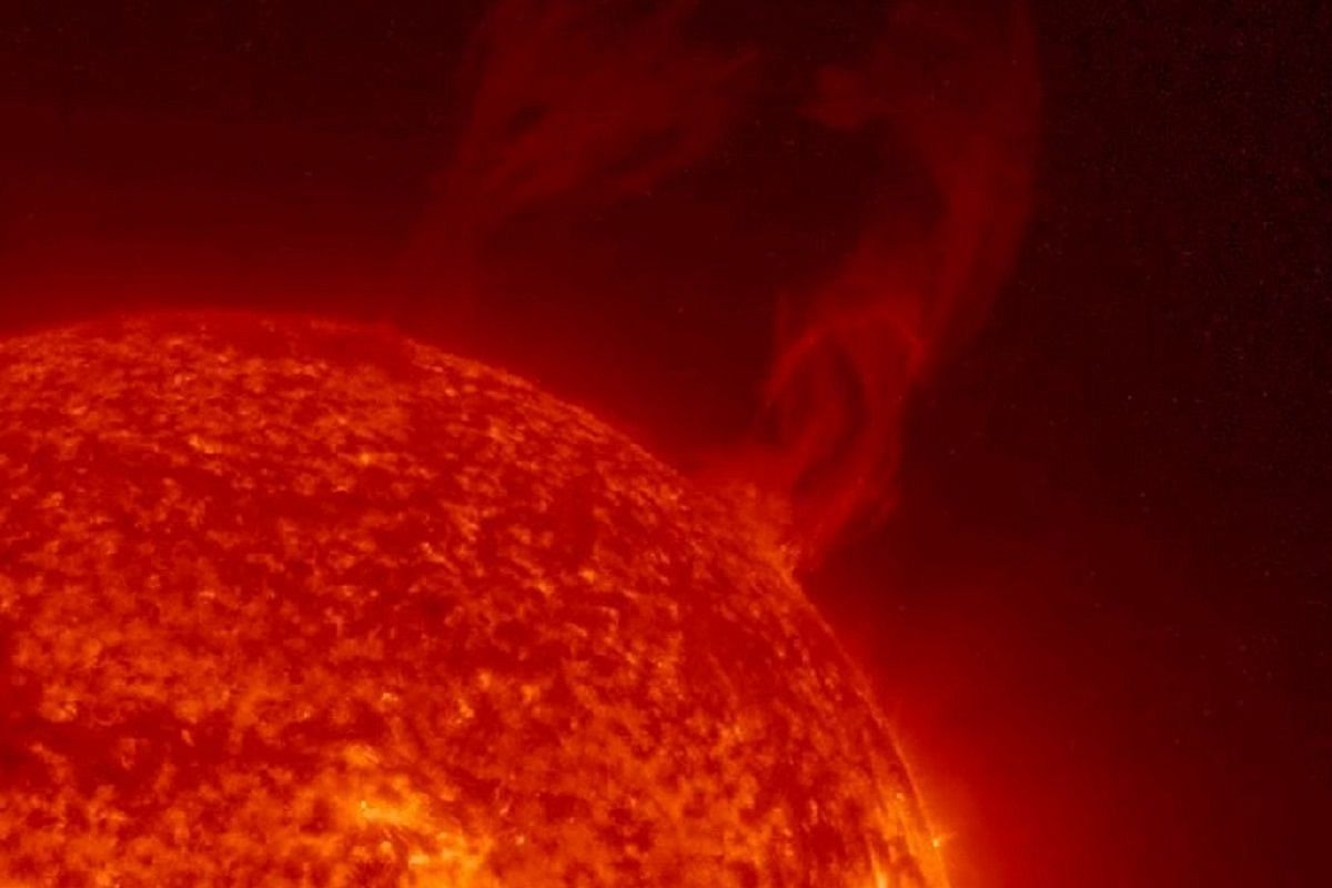 Солнце выбросило рекордный протуберанец