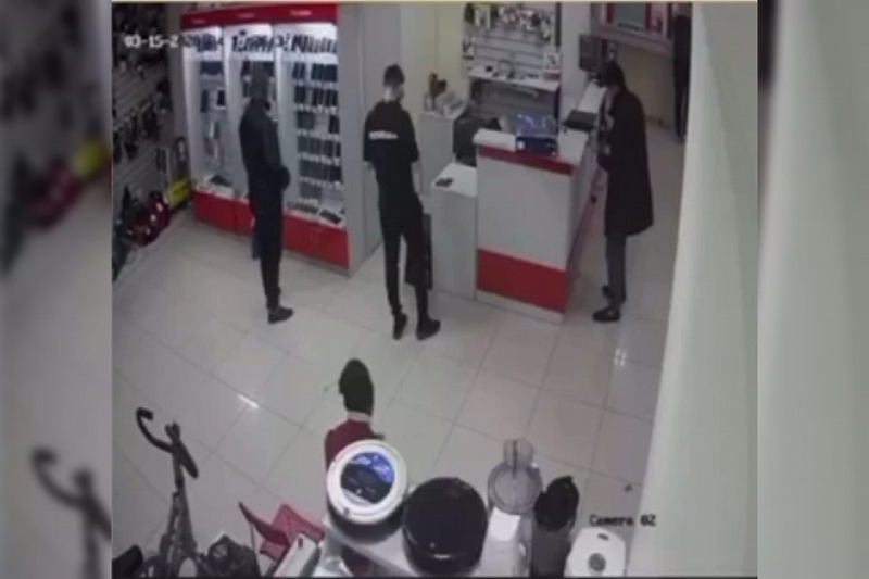 В Краснодаре приезжий украл из комиссионного магазина сданный в него мобильный телефон