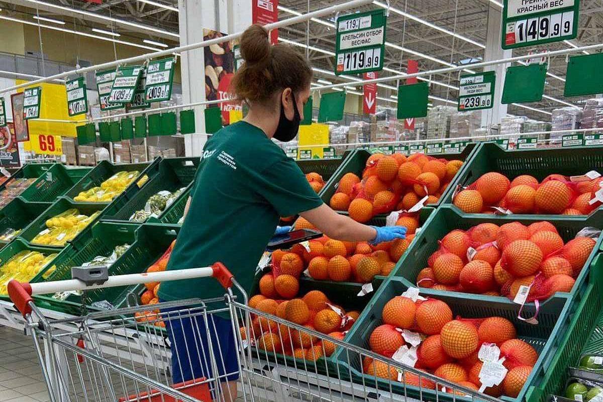 Ваши покупки аккуратно положат в пакеты (много пакетов), а потом упакуют в пластиковые боксы, чтобы ничего не помялось. 