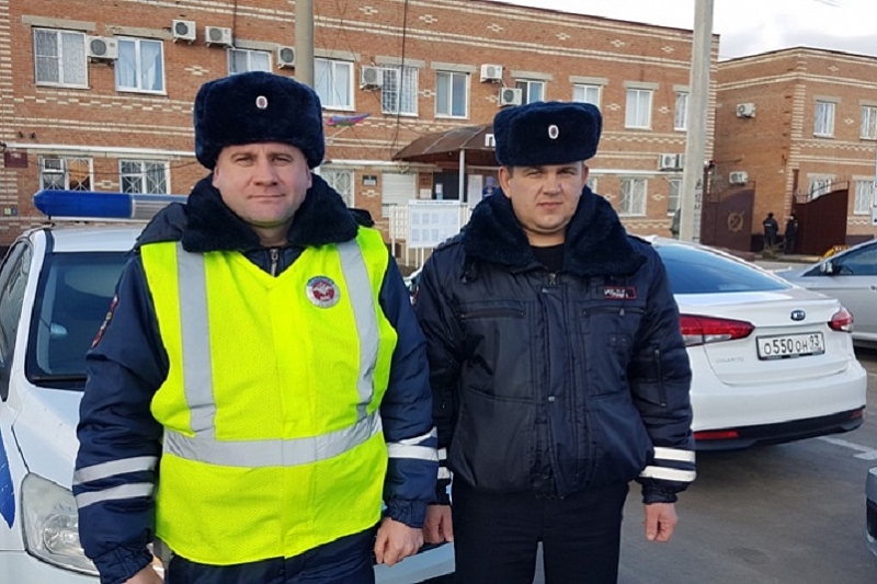 В Краснодарском крае сотрудники ГИБДД помогли потушить горящий гараж