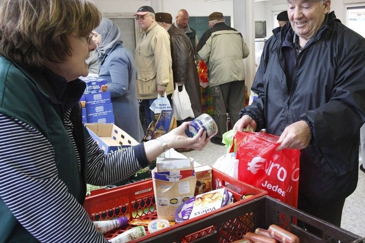 В России предложили магазинам бесплатно раздавать еду с истекающим сроком годности