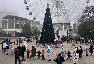 В парках Краснодара торжественно открыли новогодние елки