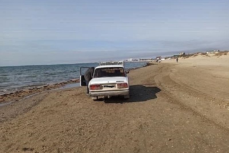 Устроившего езду по пляжу водителя ВАЗ-2107 нашла полиция