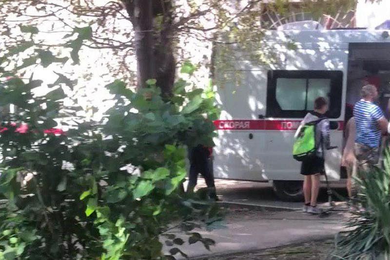 При падении дерева на площадке в детском саду Краснодара пострадали 2 ребенка и воспитательница