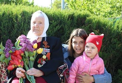 Глава Кубани Вениамин Кондратьев поздравил с вековым юбилеем ветерана Великой Отечественной Анну Позднякову