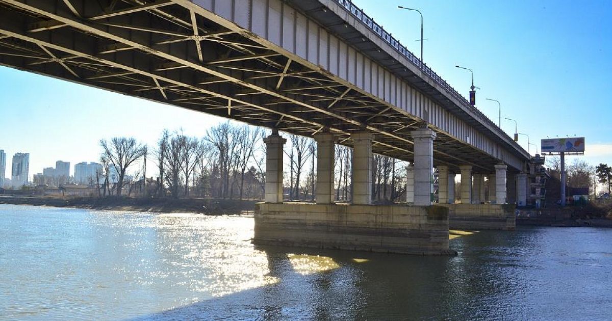 Тургеневский мост краснодар. Река Кубань Краснодар Тургеневский мост. Мост через реку Кубань Тургеневский мост. Краснодар мост на Тургенева.