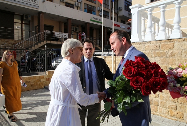 В Геленджик прибыла с деловым визитом посол Греческой республики.