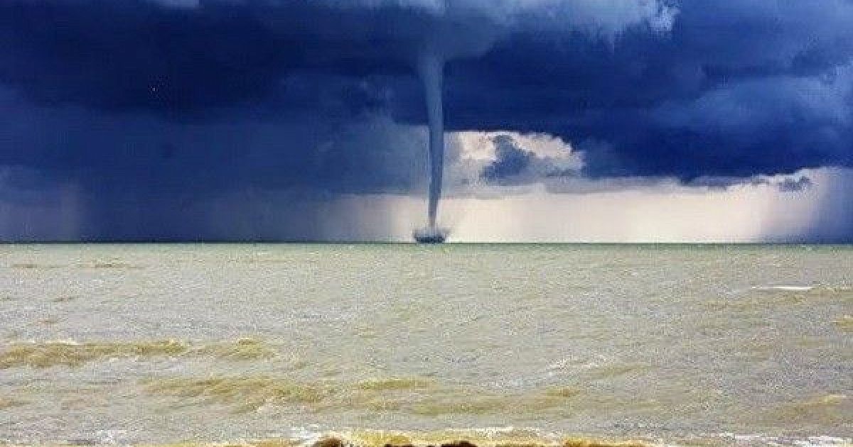 Водное торнадо. Торнадо в море. Смерч на море. Смерч на воде. Торнадо на воде.