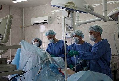 Кубанские хирурги удалили пациенту сразу две огромные раковые опухоли 