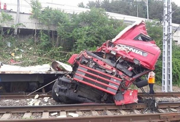 В Сочи восстановлено движение поездов после ДТП с упавшим на рельсы грузовиком