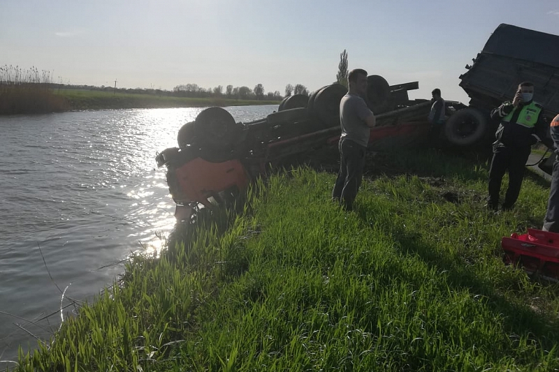 В Краснодарском крае спасатели достали водителя из опрокинувшегося в канал КамАЗа