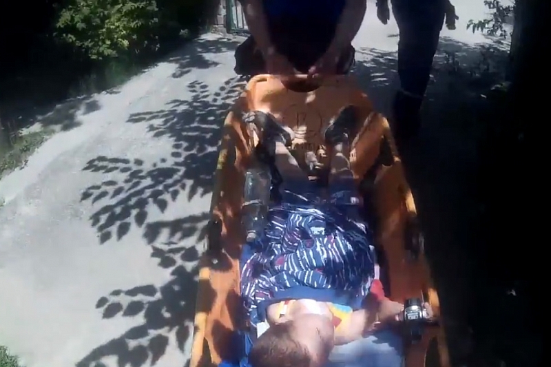 В Сочи из рощи спасатели вынесли на носилках трехлетнего ребенка, сломавшего руку 