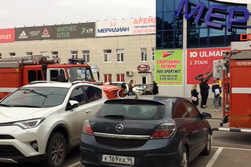 В Краснодаре из-за пожара эвакуировали посетителей ТЦ «Меридиан»