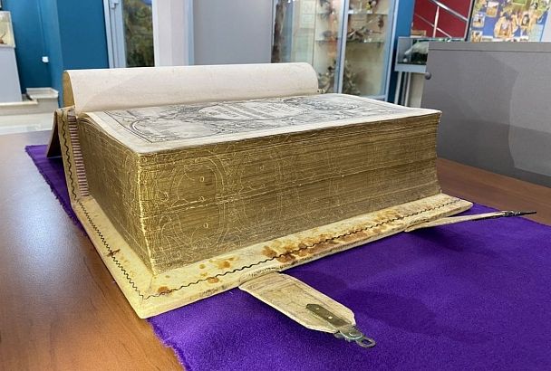 Уникальная библия XVIII века вернулась в городской музей Геленджика после реставрации в Москве