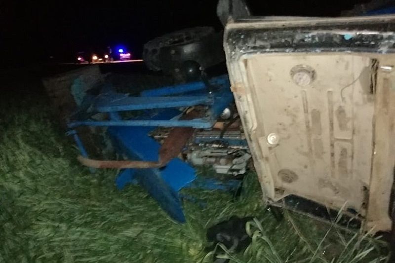 Два человека пострадали при столкновении «Лады Приоры» с трактором
