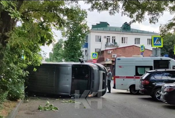 Две иномарки опрокинулись после столкновения в центре Краснодара