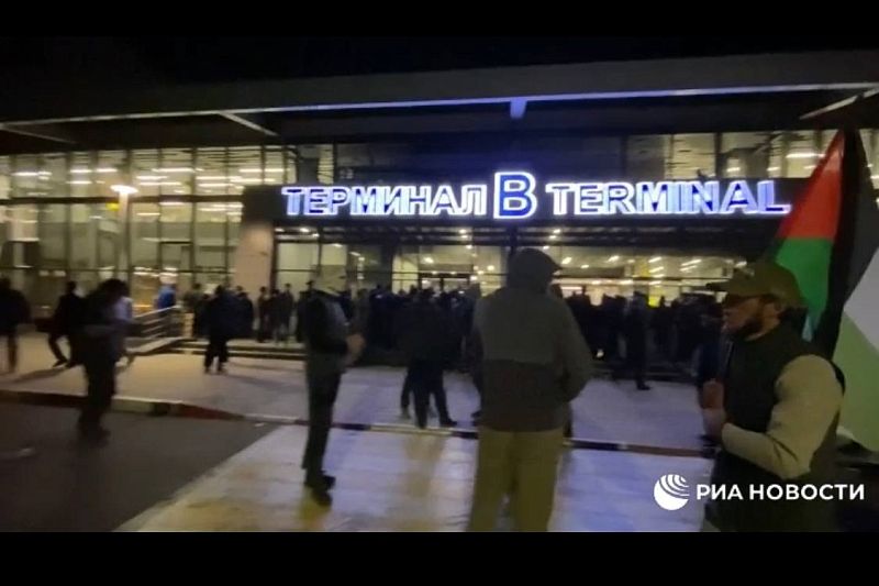 В аэропорту Махачкалы во время беспорядков пострадали более 20 человек