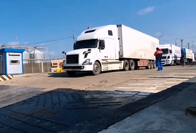 Более 500 грузовиков ожидают паромной переправы в Темрюкском районе