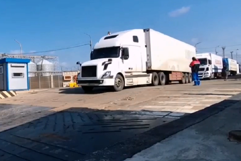 Более 500 грузовиков ожидают паромной переправы в Темрюкском районе