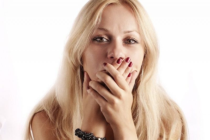 Как побороть неприятный запах изо рта? Советы врача из Индии