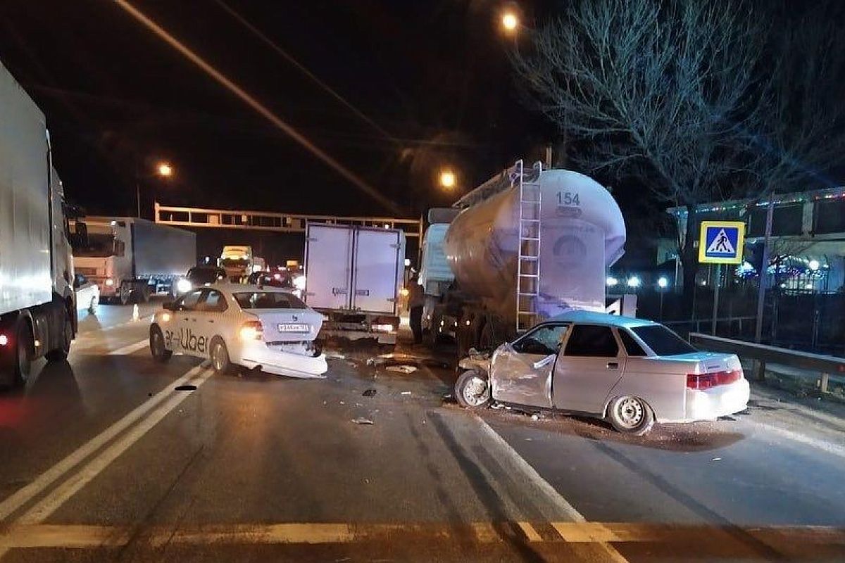 В Краснодарском крае в массовом ДТП пострадал пассажир ВАЗа