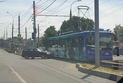 В Краснодаре «Лада Приора» врезалась в трамвай