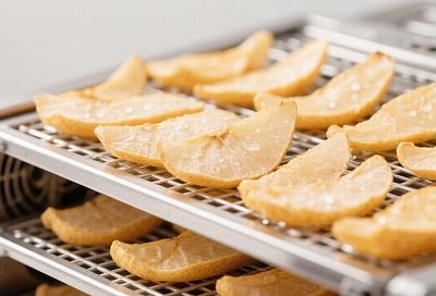 Нарезаю груши — 6 часов в сушилке, и янтарные вкусняшки на столе всю зиму