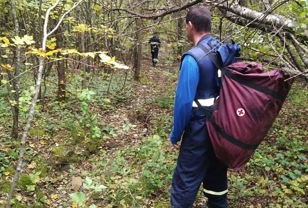 В Новороссийске спасатели вынесли из леса на носилках женщину с переломом ноги