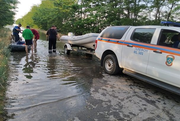 Уровень воды на затопленных улицах Новой Каховки спадает