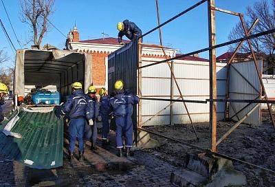  В Краснодаре демонтировали забор на пересечении улиц Постовой и Седина 