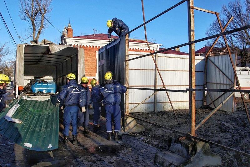  В Краснодаре демонтировали забор на пересечении улиц Постовой и Седина 