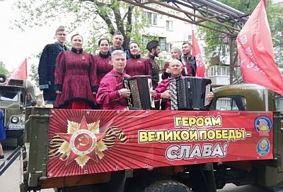 140 краснодарских ветеранов Великой Отечественной войны услышали концерты под своими окнами