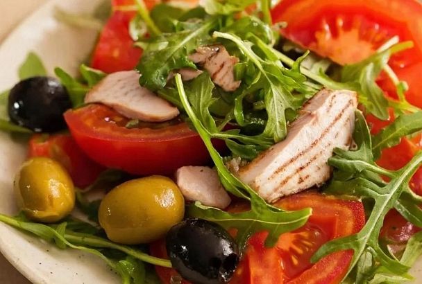 Салат с копчёной курицей вместо майонезных: лёгкий, яркий и сытный — готовится за минуты, после работы