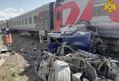 Поезд Адлер — Москва столкнулся с грузовиком. Погиб один человек