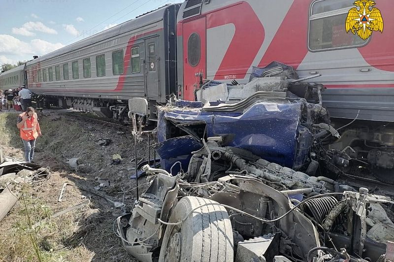 Поезд Адлер — Москва столкнулся с грузовиком. Погиб один человек