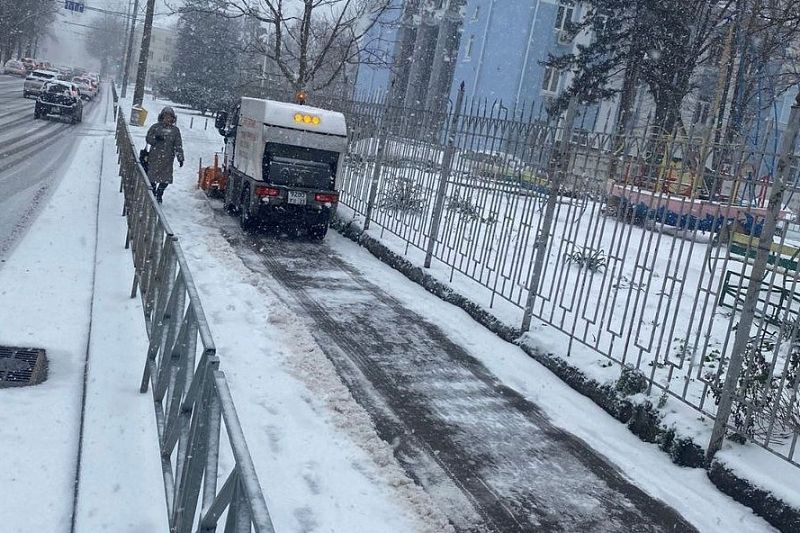 322 спецмашины расчищают дороги на Кубани от снега