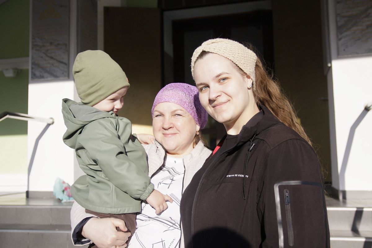 Певчая храма Светлана Дыба со своим внуком Колей и дочерью Юлией. Большое счастье встретить Пасху в кругу родных. Певчая храма Светлана Дыба со своим внуком Колей и дочерью Юлией. Большое счастье встретить Пасху в кругу родных.