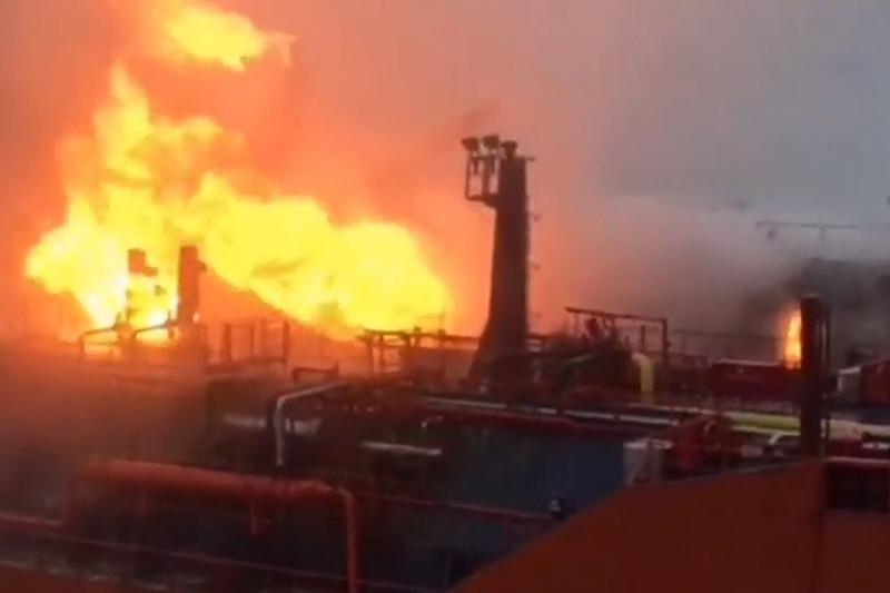 Танкеры в районе Керченского пролива продолжают гореть (видео)