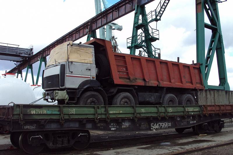 СКЖД: в Краснодарском крае большегрузы можно транспортировать на ж/д платформах