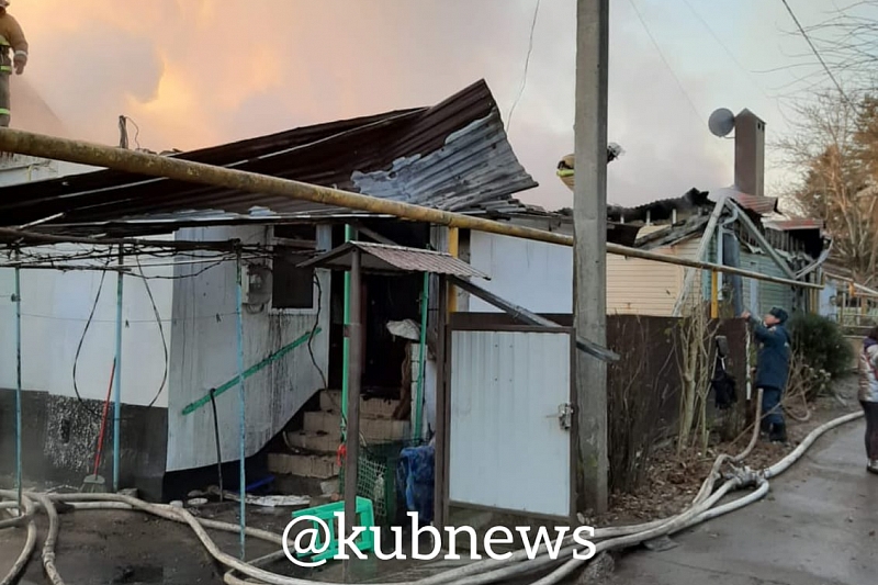 В Краснодарском крае из горящего на площади 300 кв. м дома эвакуировали 8 человек