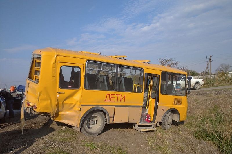  «Газель» загорелась после столкновения со школьным автобусом в Краснодарском крае