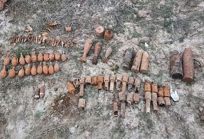 Рабочие нашли в лесу Крымского района 75 боеприпасов времен войны