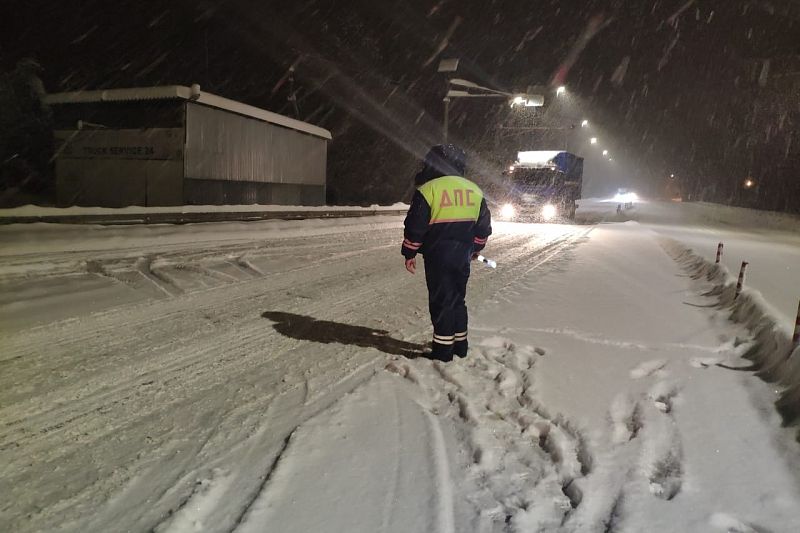 В Краснодарском крае на трассе М-4 «Дон» ограничено движение грузовиков из-за снегопада