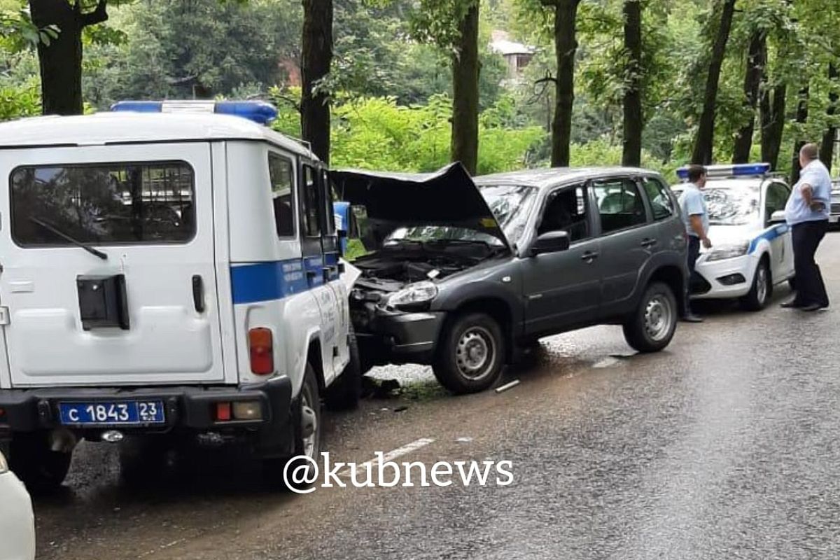 В Сочи адвокат на Chevrolet Niva устроил лобовое ДТП с полицейским автомобилем