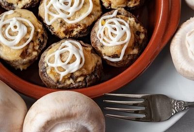 Грибы под сырной шубой: простая праздничная закуска, которую гости расхватают за пять минут