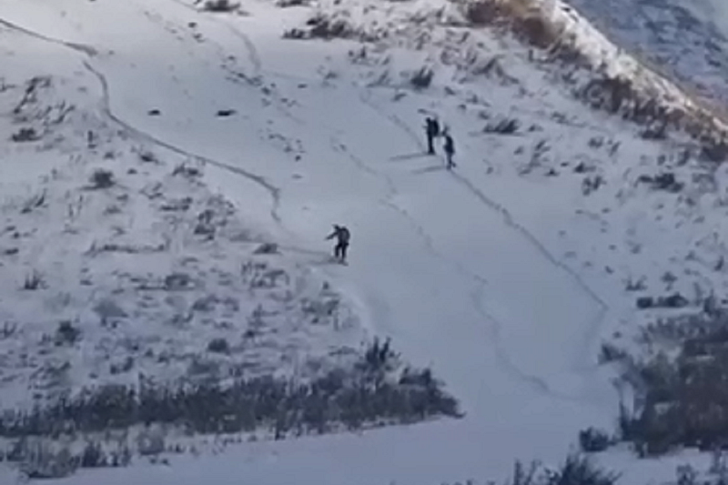По первому снегу: сноубордист проехал по едва побелевшему склону в горах под Сочи и попал на видео
