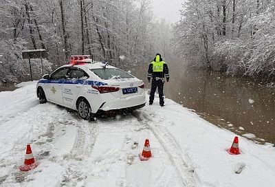 Река разлилась на дорогу в Апшеронском районе: движение перекрыто на участке между Хадыженском и Кабардинской